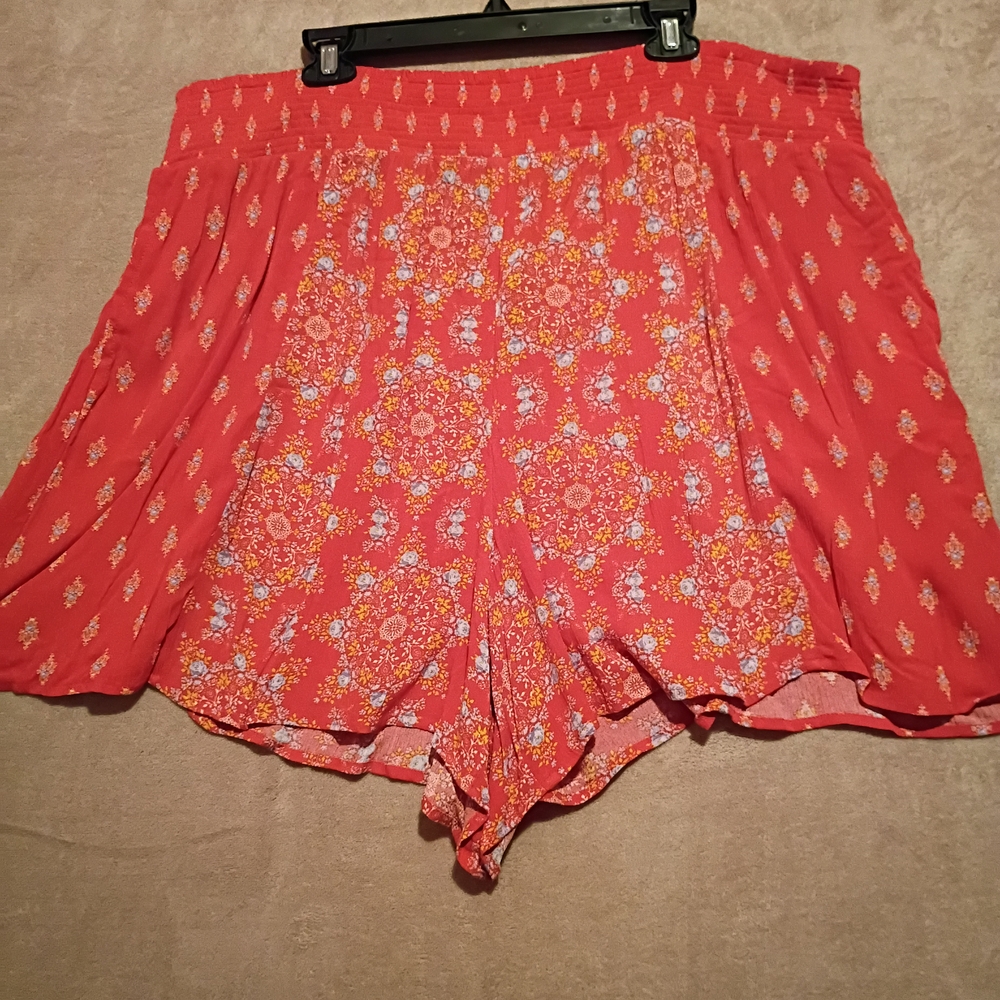 Torrid Plus 3.5 Red Pull-On Gauze Smocked  Shorts floral print sz 3X